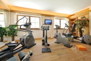 Spordikeskus ja/või sportimisvõimalused majutusasutuses Hotel Alpenrose