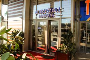 een restaurant met een bord dat tactisch motel leest bij Kristal Hotel in Baku