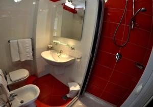 Koupelna v ubytování Albergo Riviera Spineta