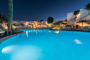 Het zwembad bij of vlak bij Apartamentos Parque Tropical en Lanzarote