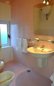 Koupelna v ubytování Albergo Riviera Spineta