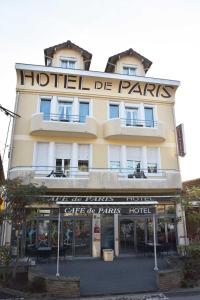ein Hotel de Paris mit einem Schild darauf in der Unterkunft Cafe de Paris in Capdenac-Gare