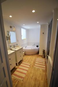 Koupelna v ubytování Le Pompon D'Or + 51 fotografií