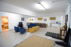 クアルテイラにあるVilla Silvaのリビングルーム(青と黄色の椅子、テーブル付)