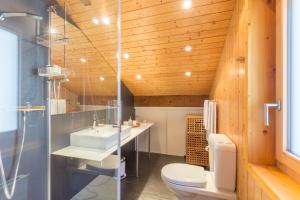 Koupelna v ubytování LAAX Homes - Panorama Salums + 12 fotografií