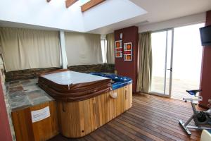 Zimmer mit großer Badewanne in einem Zimmer in der Unterkunft Villa Pepita in Benicàssim