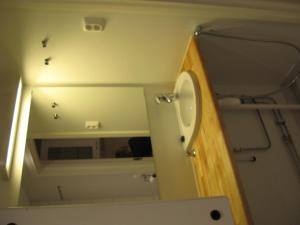La salle de bains est pourvue d'un miroir et d'un lavabo. dans l'établissement Uniikki talo kirjastosilta - Unique house at centre, à Turku