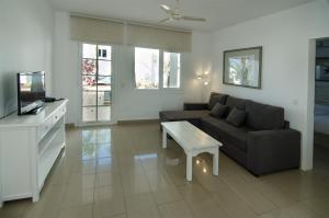 A seating area at Apartamentos Parque Tropical en Lanzarote