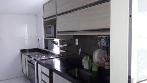 una cocina con fregadero y encimera en BEACH HOUSE ARUANA, en Aracaju 11 fotos más