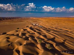 una vista aérea de un desierto con un camino de tierra en Bidiya Desert Camp, en Aflāj