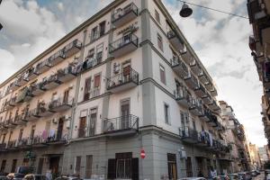 un edificio blanco con balcones en una calle de la ciudad en Nonna Tina House, en Nápoles