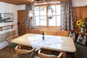 ein Esszimmer mit einem Holztisch und Stühlen in der Unterkunft Chalet Appartement Alpenherz in Saalbach-Hinterglemm