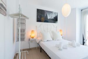 マラガにあるMA2A-Perfect apartment for couples or groups up to 5 guestsの白いベッドルーム(白い枕付きのベッド2台付)