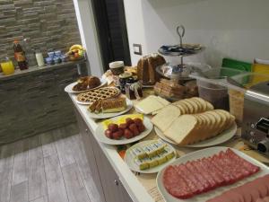 una mesa cubierta con muchos tipos diferentes de comida en Pianeta Roma, en Roma