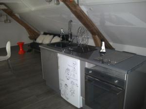 A kitchen or kitchenette at yinloft