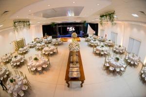 an overhead view of a banquet hall with tables and chairs at Favorita Golden Hotel e Eventos in São José +41 photos