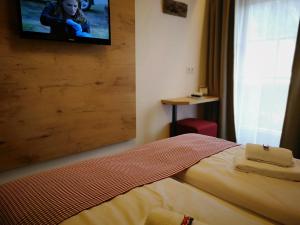 Postel nebo postele na pokoji v ubytování Hotel Aschauer Hof z'Fritzn