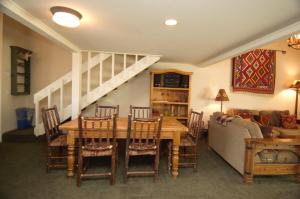 uma sala de jantar com uma mesa de madeira e cadeiras em Snowcreek Resort Vacation Rentals em Mammoth Lakes