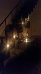 um quarto com luzes numa escada à noite em Rooms 47 em Chania