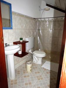 乌巴图巴Casarão Villa al Mare的带马桶和水槽的浴室