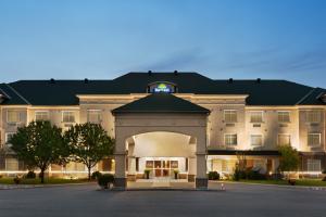 un grand bâtiment avec une arche devant lui dans l'établissement Days Inn by Wyndham Ottawa Airport, à Ottawa