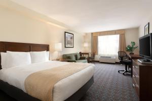 Un pat sau paturi într-o cameră la Days Inn by Wyndham Ottawa Airport