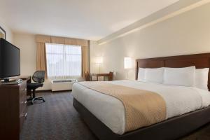 Cama ou camas em um quarto em Days Inn by Wyndham Ottawa Airport