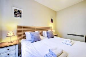 เตียงในห้องที่ JOIVY Perfect Location! Charming Rose St Apt for Couples