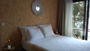 - une chambre avec un lit avec un miroir et une fenêtre dans l'établissement ALLuar Lodge, à Angra do Heroísmo