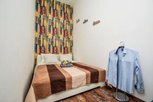 ブダペストにあるTimeless Apartment with FREE Private PARKINGのベッドルーム1室(ベッド1台付)が備わります。壁には絵画が飾られています。