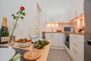 A kitchen or kitchenette at Timeless Apartment with FREE Private PARKING