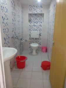 een badkamer met een wit toilet en een wastafel bij Namaste Homestay in Khajurāho +74 foto's