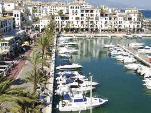 Castillo de SabinillasにあるPersonal y coqueto en primerísima línea de playa, en la Costa del Sol. Puerto De La Duquesaのギャラリーの写真