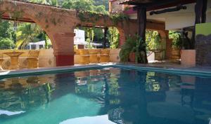 Der Swimmingpool an oder in der Nähe von Hotel La Cabaña