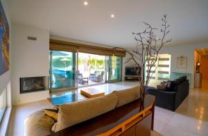 uma sala de estar com um sofá e uma mesa em Villa Laguna Golf-Frente ao laguna Golf em Vilamoura