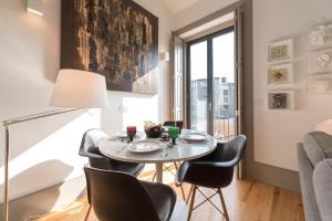 a dining room with a white table and chairs at Bom-Jardim Trindade in Porto