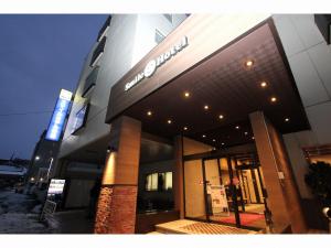 Smile Hotel Aomori في أوموري: محل امام مبنى عليه لافته