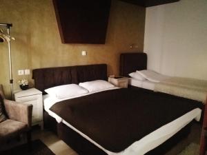 Un pat sau paturi într-o cameră la Rooms Sanja