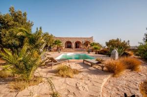 ein Haus mit Pool in der Wüste in der Unterkunft Dar ZINZIN in Essaouira