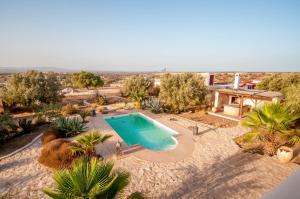 una vista aérea de una piscina en un complejo en Dar ZINZIN, en Essaouira