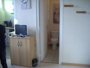 バニョール・ドゥ・ロルヌにあるRésidence Porquerolesのバスルーム(トイレ付)、キャビネット内のコンピュータが備わります。