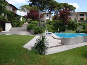 una casa con piscina in giardino di Sporting Hotel Ragno D'oro a Conegliano