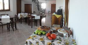 einen Tisch mit Obst und Gemüse darüber in der Unterkunft Agriturismo Casa Rosa in Offida