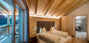 Кровать или кровати в номере Unterkantiolerhof