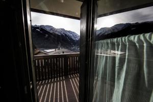 Pemandangan gunung umum atau pemandangan gunung yang diambil dari apartmen