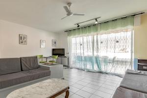 sala de estar con sofá y ventana grande en Apartamento Palmeras Del Sur, en Adeje