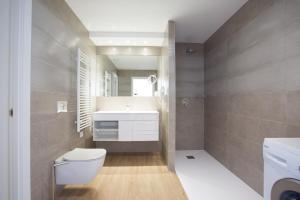 łazienka z białą toaletą i umywalką w obiekcie Suites At Sea II w mieście Villajoyosa