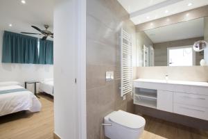 Łóżko lub łóżka w pokoju w obiekcie Suites At Sea II