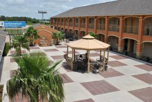a gazebo on a courtyard in front of a building at Executive Inn Brookshire in Brookshire