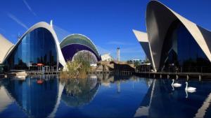 una vista de la ópera Sydney y su reflejo en el agua en Apto en Ciudad de las Ciencias y cerca playa, en Valencia